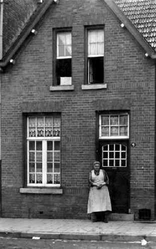 Oma Stokbroekx-Bours voor haar huis G.v.Wermweg 9